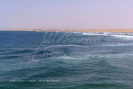 Image du Maroc Professionnelle de  Les vagues sont un mouvement ondulatoire de la surface de la mer. Elles sont créées par le vent qui transfère de l'énergie de l'atmosphère dans la mer, photo prise au
au port de Laayoune capitale du Sahara marocain, Vendredi 21 Septembre 2001. (Photo / Abdeljalil Bounhar)